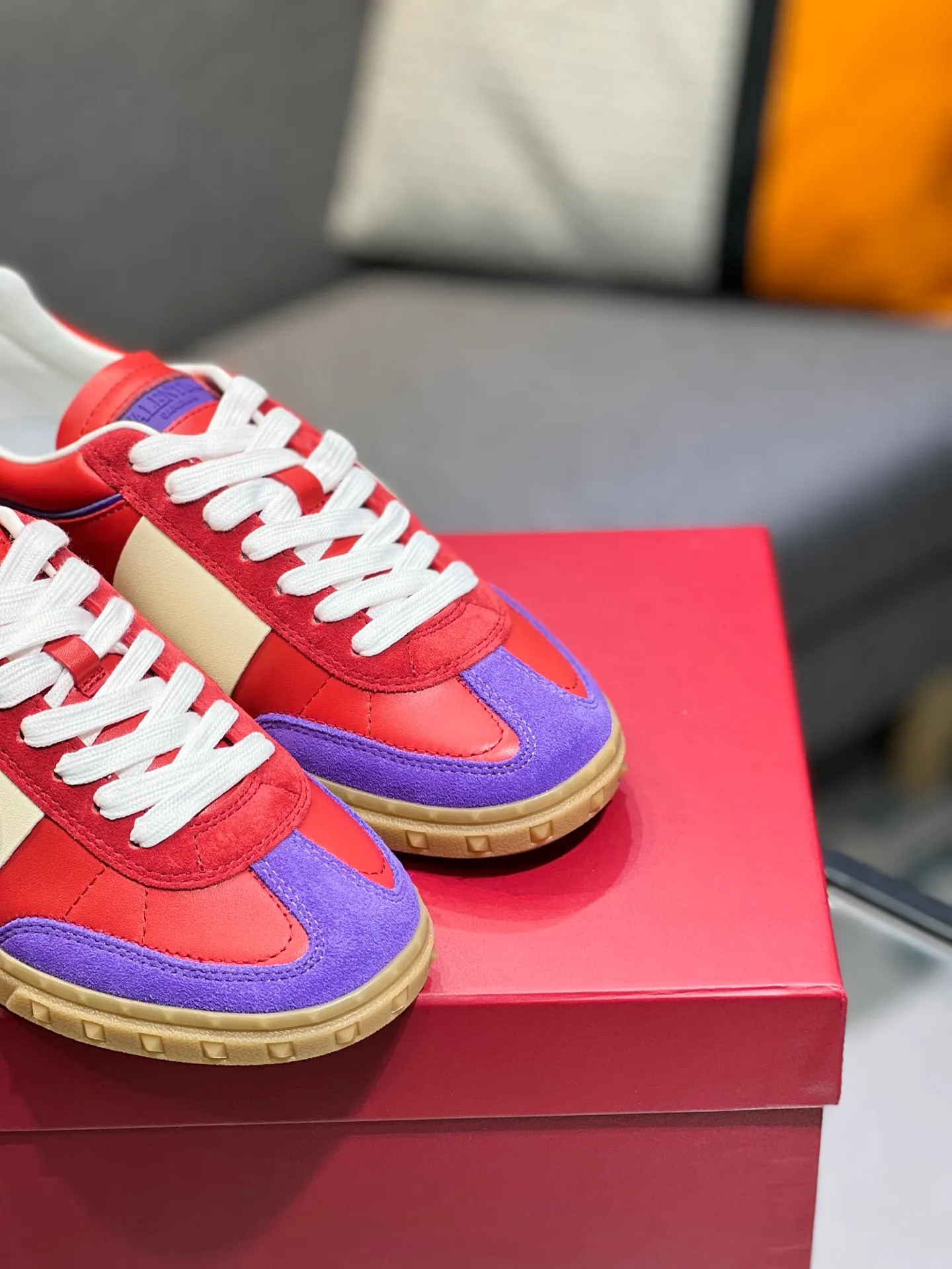 Men's shoes 💰620 👉🌹🌹VALENTINO counter synchronized new low-top casual sports shoes 👍Professional and high-end, perfect replica, first-class quality! 👍All made of original 1:1 materials, exclusive mold opening! 👍High mercerized cowhide fabric 👍TPU outsole, comfortable and wear-resistant, brand injection insole, 👍Full set of high-end counter packaging 👍All details are customized with 1:1 mold, striving for perfection! 👍Couple style female 35-41, male 38-46 (female 41, male 45 46 customized)